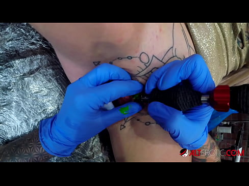 ❤️ Uiters getatoeëerde hottie Sully Savage het 'n tatoeëermerk op haar klitoris gekry ❌ Pornovideo op af.hentai-id.ru ❌